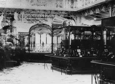 Die Galerie von Samuel Bing mit Werken von Rene Lalique (1860-1945) während der Weltausstellung, Paris, 1900 von French Photographer